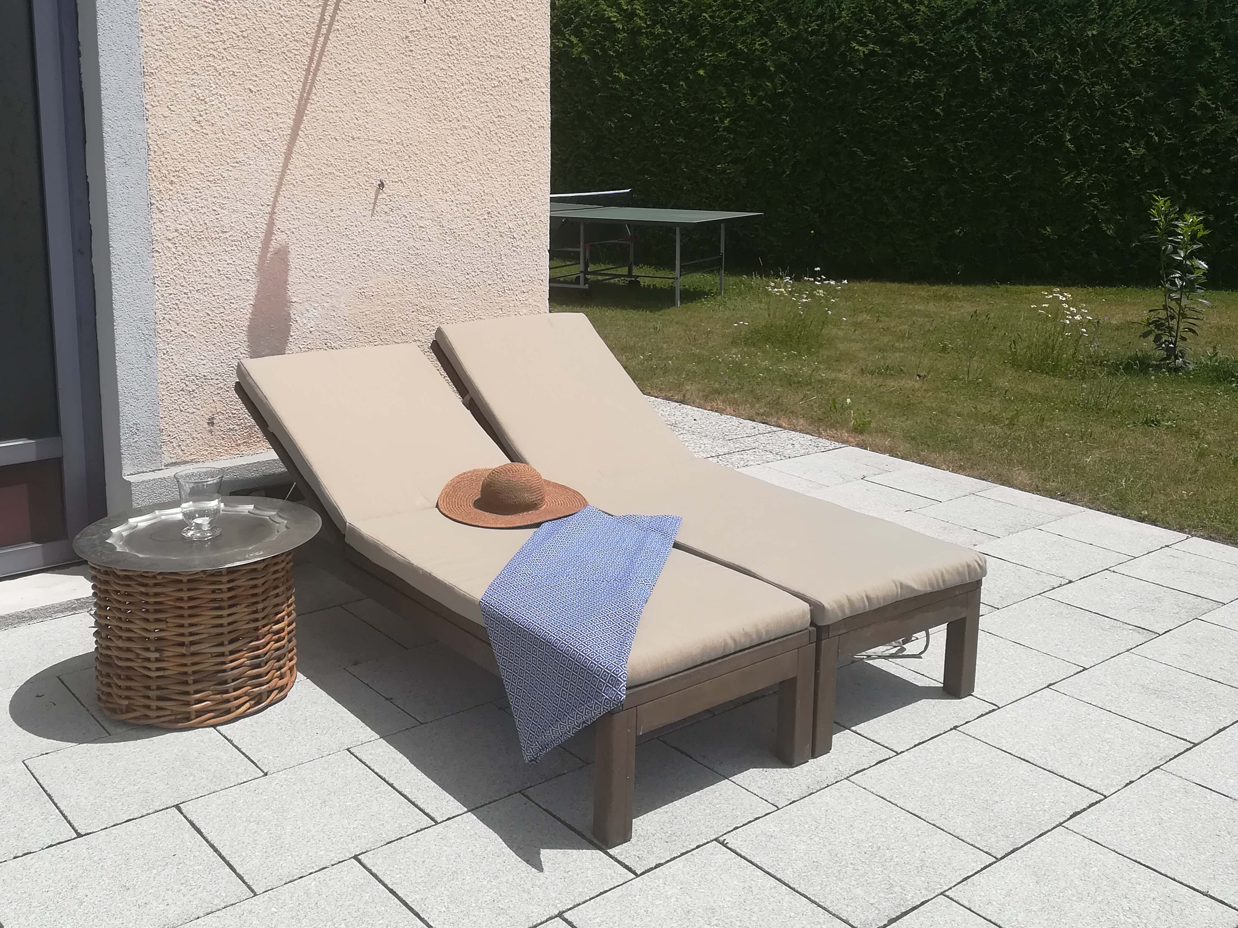 Liegestühle im Garten